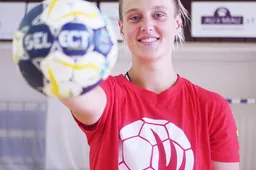 Su devyniolikmetėmis lygiuojasi keturiolikmetė dzūkaitė