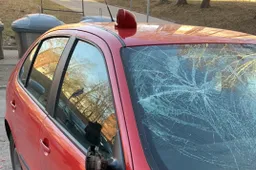 Dainavoje apdaužyta daugiau nei dešimt automobilių