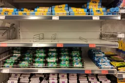 Tuščias lentynas mėgins gelbėti ribojimais: dezinfekanto ir kaukių pirkti leis po nedaug