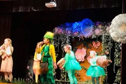 Šaltinių mokyklos teatras dešimtmetį šventė su „Fėjų burtais“