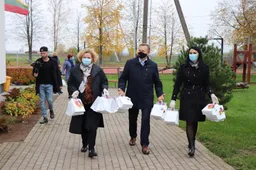 Vietoje susitikimų su arbatėle – veido kaukės, pirštinės ir dezinfekciniai rankų skysčiai