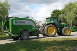 Už traktorių, savaeigių ir žemės ūkio mašinų bei jų priekabų registravimą mokėsime daugiau