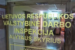 Dauguose žuvo nuo stogo nukritęs vyras