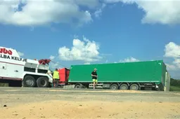 Vilkikas su kroviniu nuvažiavo į griovį, nelaimę sukėlęs visureigis pasišalino