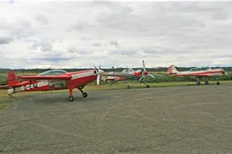 Lietuvos akrobatinio skraidymo asai dėl medalių varžėsi istoriniame Alytaus aerodrome