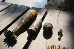 Daugų ežere rasta granata, mina ir ... siuvimo mašina