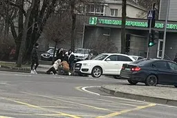 Nukentėjo per perėją ėjusi moteris