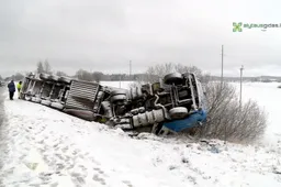 Kelio sankasą ir vilkiką su puspriekabe apgadino žuvį vežęs vairuotojas