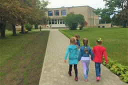 Nebereikia eiti kelkraščiu, mokyklą galima pasiekti nauju šaligatviu