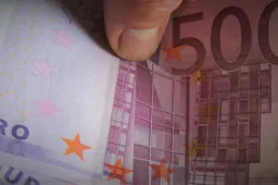 Girtas vairuotojas pareigūnams siūlė 500 eurų kyšį