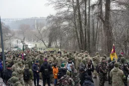 Trims karių savanorių kartoms atminti – žygis Alytuje