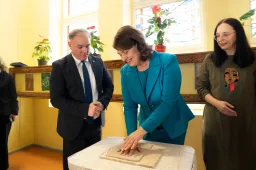 Butrimonių gimnazijoje – pirmosios šalies ponios Dianos Nausėdienės delno įspaudas