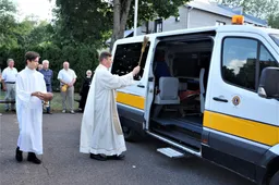 Specialųjį automobilį „Tėviškės namams” dovanojo rėmėjai, pašventino kunigas