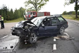 Nukentėjo „Audi“ vairuotojas ir „Mercedes“ keleivė