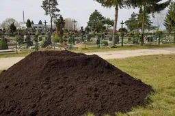 Į didžiąsias rajono kapinės bus atvežta juodžemio