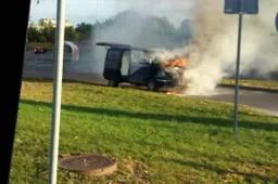 Prie didžiosios „Maxima“ parduotuvės Alytuje degė „transporteris“