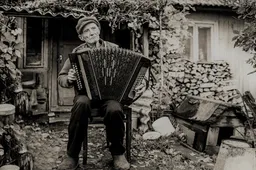 Senoliui Antanui pralinksmėti padeda akordeonas