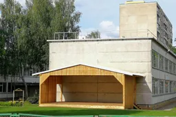 Mokyklos kieme pastatyta dengta lauko scena