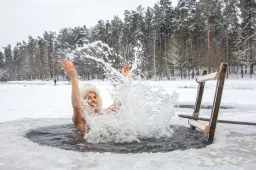 Ledinio vandens entuziastai Alytuje maudynių sezoną pradės su kalendorine žiema