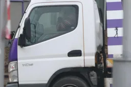 Apie draudimus ryšio priemonėmis naudotis vairuojant Alytaus policija priminė baudomis