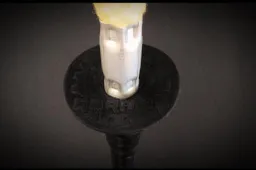 Vyras pasigedo palapinės su vaizdo technika ir fakyro kardu