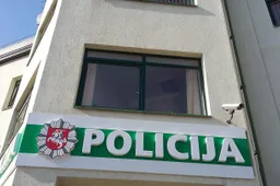 Ginklai: vyras grasino taksistui ir atėmė pinigus, paauglys nešiojosi peilį