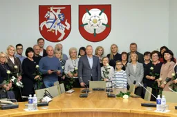 Gražiausiai besitvarkantiems alytiškiams – atminimo lentelės, rožės ir dovanų čekiai