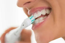 Kodėl verta dantis valytis su elektriniu šepetėliu?