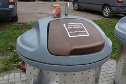 Ačiū, kad rūšiuojate maisto atliekas, bet stiklainius meskite atskirai