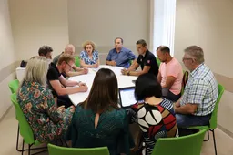 Bakšių gyventojai ir motociklininkai susėdo kalbėtis prie vieno stalo