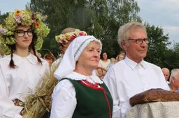 Onas vėl sveikinome prie Punios piliakalnio