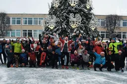 Alytiškius linksmino nykštukais ir kitais personažais persirengę bėgikai