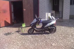 Girtut girtutėlis vyras važiavo mopedu, kurio vairuoti teisės neturėjo