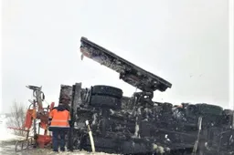 Nuo kelio nuvažiavo ir vertėsi kelių priežiūros automobilis