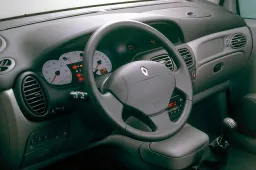 Narkotikų „prifarširuotu“ automobiliu nuo policijos sprukęs vyras neturėjo teisės vairuoti