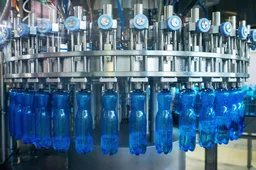 Mineralinio vandens buteliai lengvėja