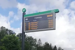 Įžiebtos elektroninės švieslentės stotelėse