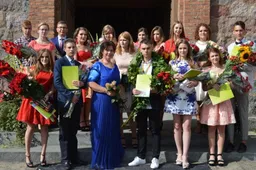 Abiturientams - atestatai, premijos, padėkos ir istorinės vėliavos