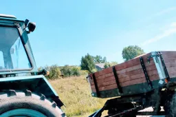 Neblaivus ir be teisių traktorių nuvairavo į griovį