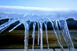 Atsargiai: sniego nuošliaužos nuo stogų ir varvekliai!