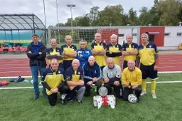 60-mečiai ir vyresni dainaviškiai grįžo su nugalėtojų taure