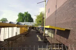 Atsidaro visos prekybos vietos, įskaitant turgų