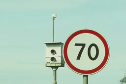 Atsargiai, slidu: nuo kelio nuvažiavo lengvieji automobiliai ir vilkikas