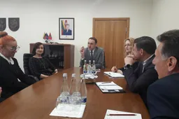 Automobilius prie prekybos centrų galėsime laikyti ir naktį