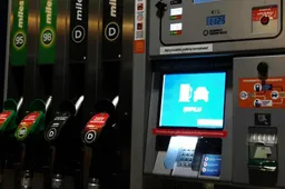 Į talpas prisipylė kuro ir išvažiavo