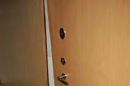 Dukra peiliu sužalojo tėvą ir pabėgo