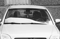 Automobilis partrenkė du pėsčiuosius ir pasišalino