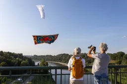 Danguje laisvai besiplaikstantys aitvarai sukūrė stebuklą ant Baltosios rožės tilto