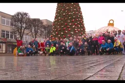 Jubiliejiniame kalėdiniame bėgime dalyvavo nykštukai ir kiti persirengėliai