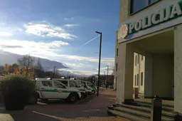 Nemokami atšvaitai dalinami policijos komisariate ir seniūnijose